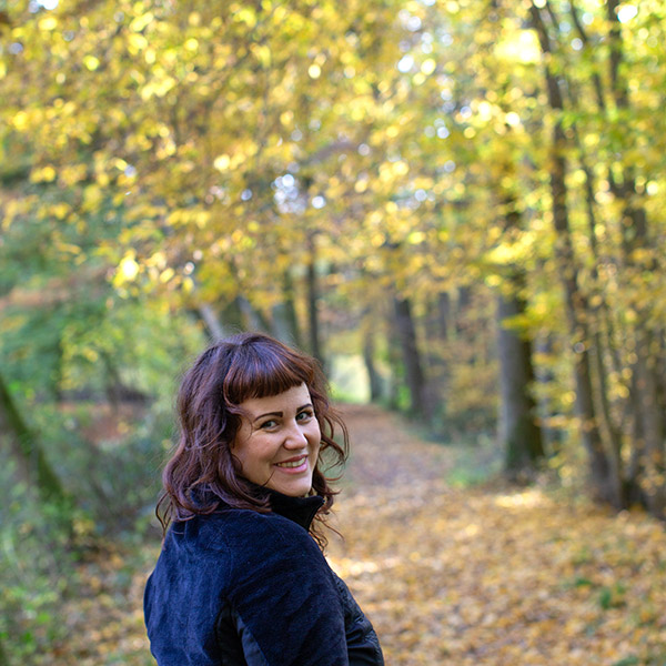 Laura Schippert, Weg im Wald mit Blätterdach